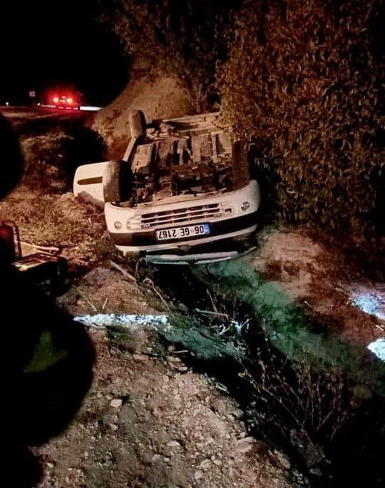 Virajı alamayan otomobil şarampole devrildi