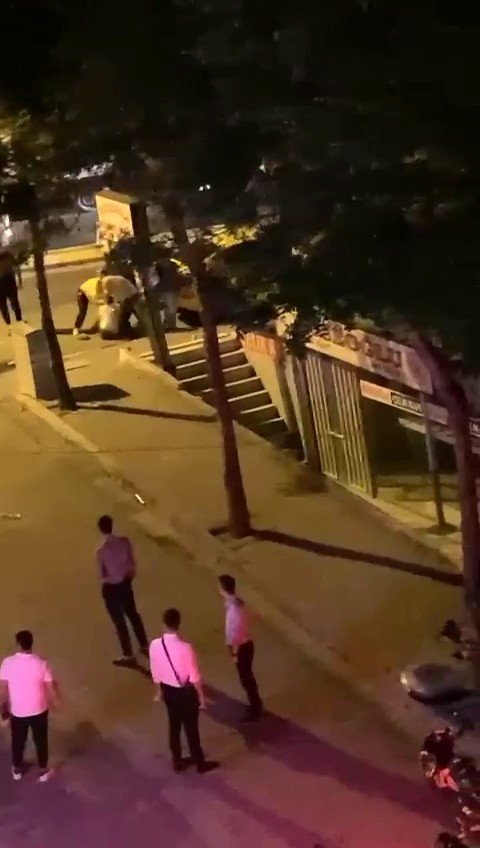Avcılar’da ‘aldatma’  kavgasında sopa ve yumruklar konuştu o anlar kameraya yansıdı