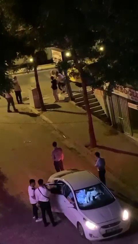 Avcılar’da ‘aldatma’  kavgasında sopa ve yumruklar konuştu o anlar kameraya yansıdı