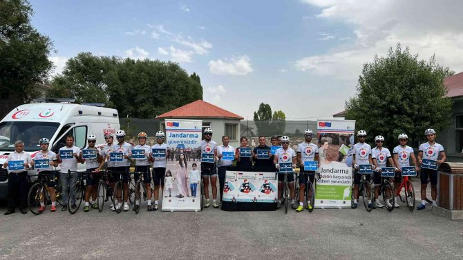 Bin 300 kilometre pedal çevirerek ‘kadına şiddete hayır’ dediler