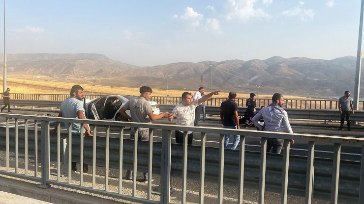 Otomobil, kamyona arkadan çarptı: 2 ölü, 2 yaralı