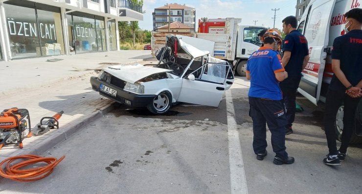 Otomobil park halindeki kamyonete çarptı: 2 ölü