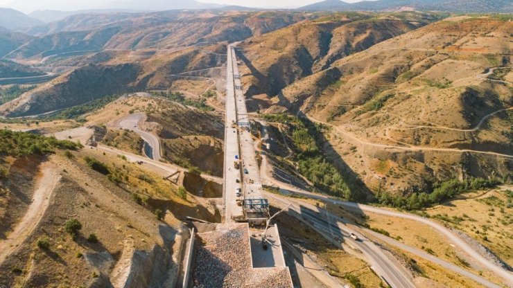 Türkiye'nin en yüksek ayaklı viyadüğünde sağ ve sol tabliye imalatı tamam