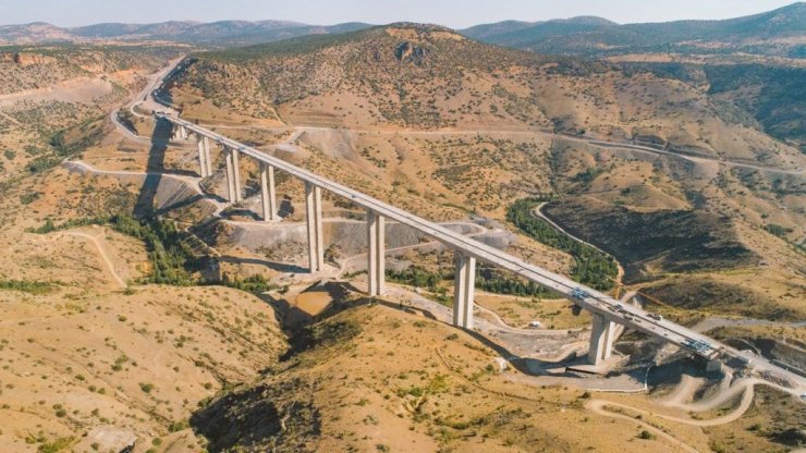 Türkiye'nin en yüksek ayaklı viyadüğünde sağ ve sol tabliye imalatı tamam