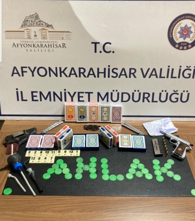 Uyuşturucu kaçakçılığından aranan şahıs kumar operasyonunda yakalandı
