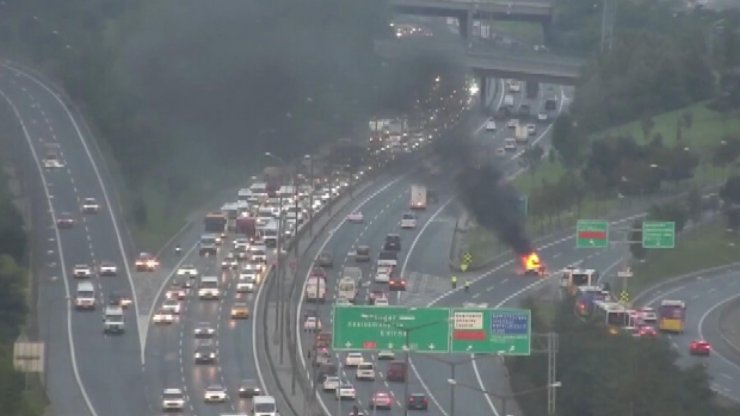 Minibüsün çarptığı otomobil alev aldı