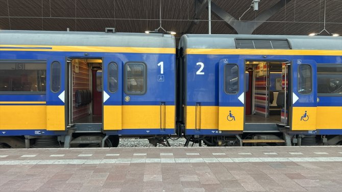 Hollanda'da demir yolu çalışanları greve gitti