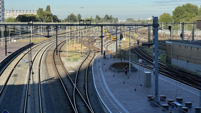 Hollanda'da demir yolu çalışanları greve gitti