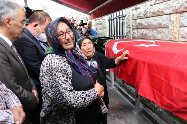 Kazada ölen çift, gözyaşlarıyla toprağa verildi