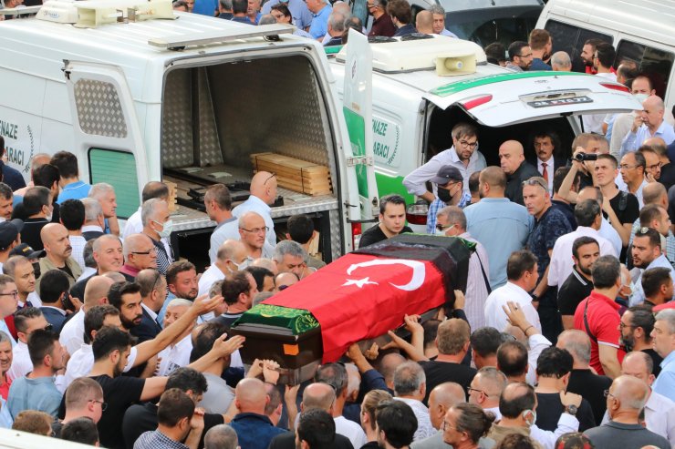 Kazada ölen çift, gözyaşlarıyla toprağa verildi