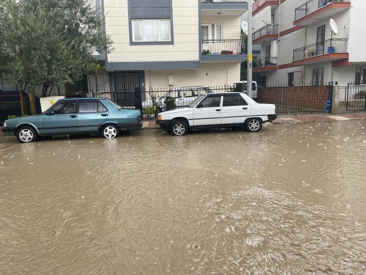 Manisa'da dolu ve sağanak etkili oldu