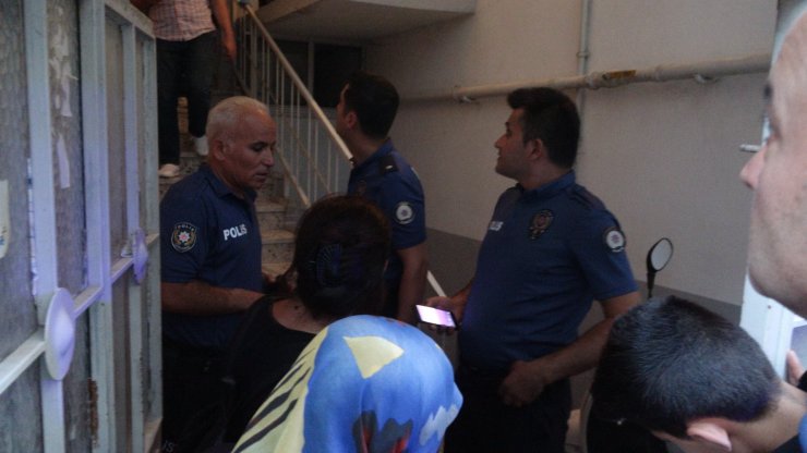 Apartmanın 4'üncü katından havalandırma boşluğuna düştü