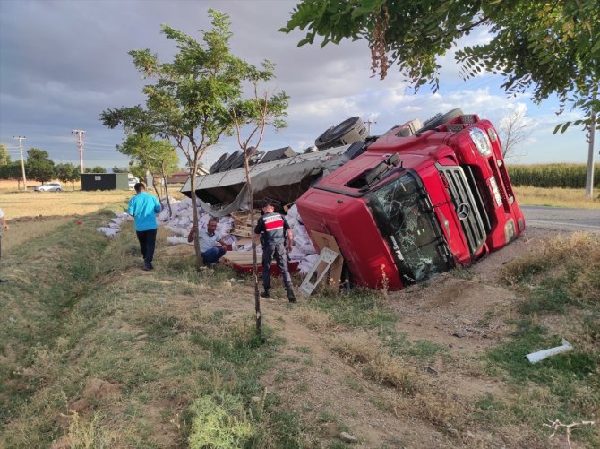 Konya'da devrilen tırın sürücüsü öldü