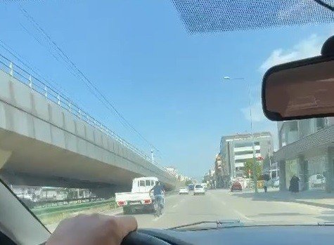 Bisikletli gencin tehlikeli yolculuğu kameralarda