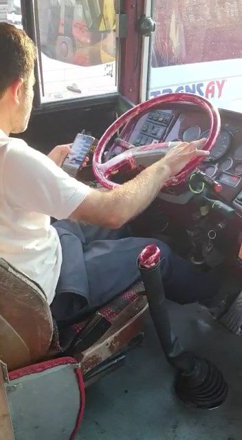 İETT şoförü direksiyonu yolcuya teslim etti iddiası