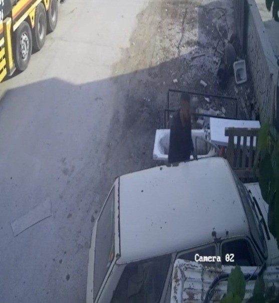 İki komşusunda çaldığı otomobil ve tarım aletini satmaya çalışırken yakalandı