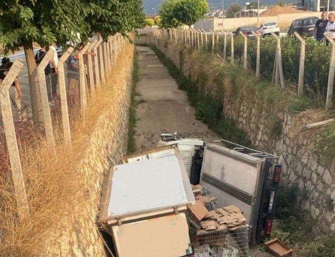 Kontrolden çıkan dondurmacı boş kanala kanala uçtu