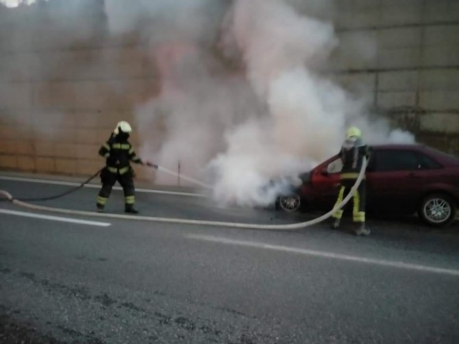 Seyir halindeki otomobil alev topuna döndü
