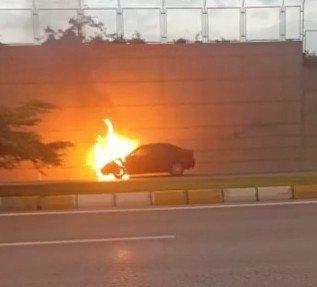 Seyir halindeki otomobil alev topuna döndü