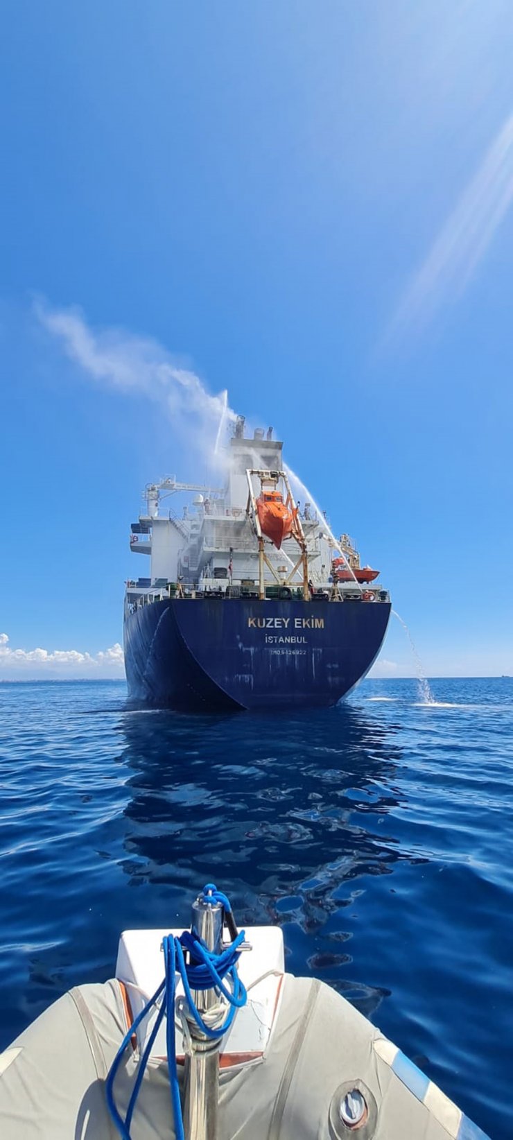 Yakıt gemisindeki yangını mürettebat söndürdü