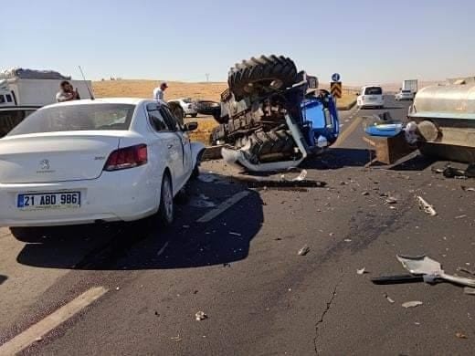 Yola çıkan traktöre otomobil çarptı: 3 yaralı