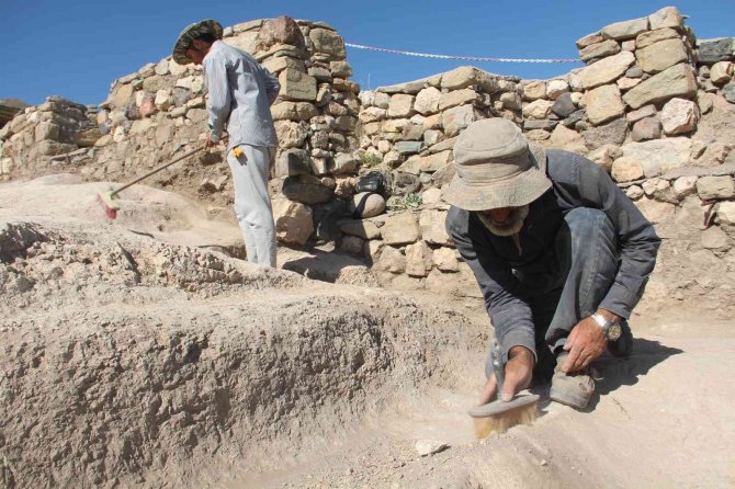 5 bin yıllık Harput Kalesi’nde 10 bin obje çıktı