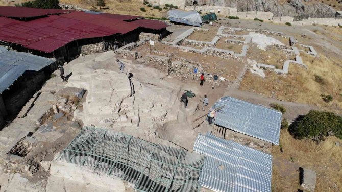 5 bin yıllık Harput Kalesi’nde 10 bin obje çıktı