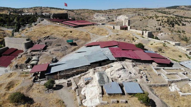 5 bin yıllık Harput Kalesi’nde 10 bin obje çıktı