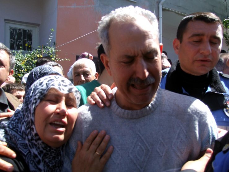 Şehit babası domuzu kovalamak için dama çıkarken düşürdüğü tabancanın ateş almasıyla öldü