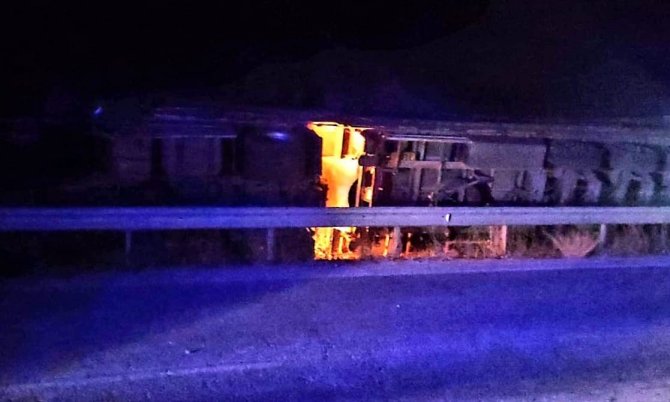 Bariyerlere çarpan tır devrildi: 2 yaralı