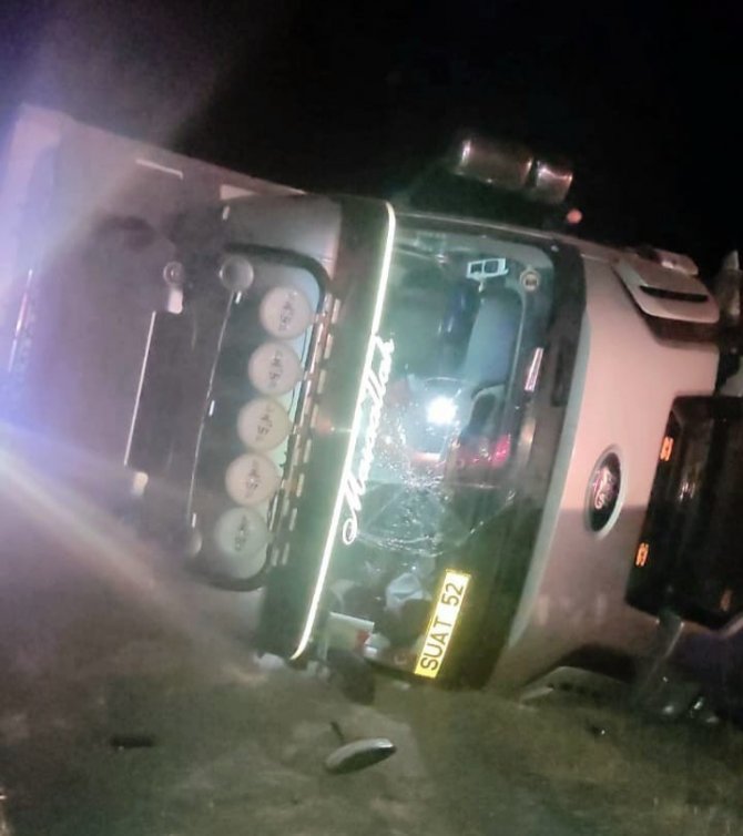 Bariyerlere çarpan tır devrildi: 2 yaralı