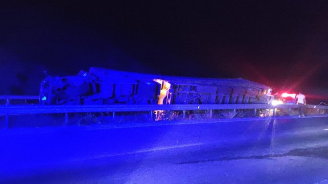 Bariyerlere çarpan tır devrildi: 2 yaralı