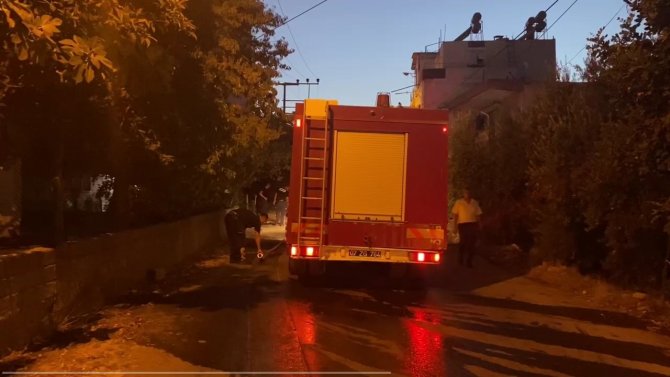 Evin balkonundaki kışlık odunların yanması sonucu çıkan yangın korkuttu