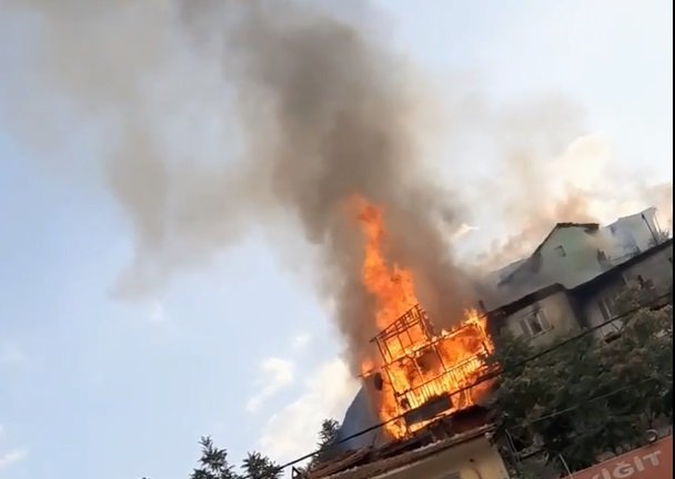 Gecekondu yangında küle döndü