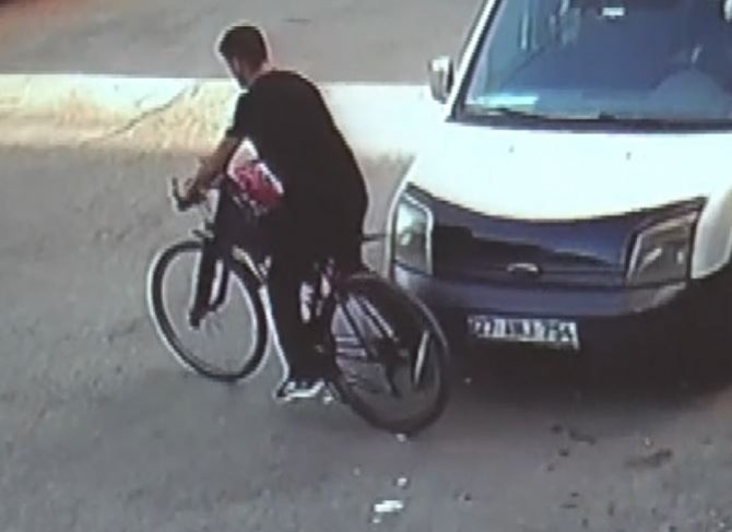 Marketten kasa kasa ekmek çalındı