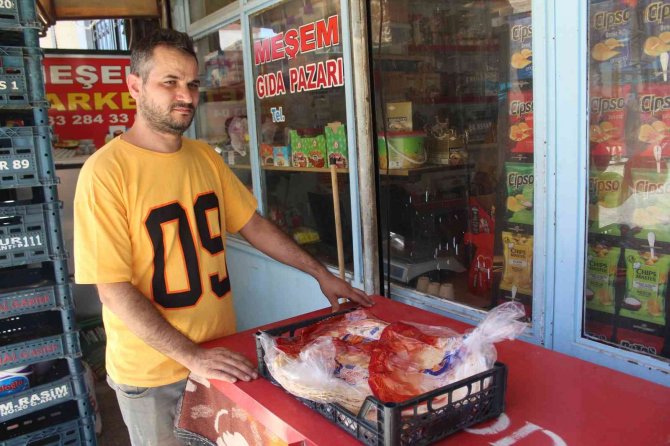 Marketten kasa kasa ekmek çalındı