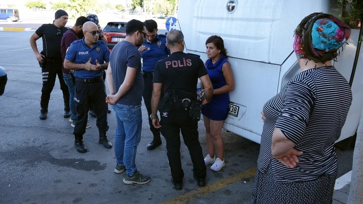 Otomobilden inen bıçaklı şüpheli, sokakta yürüyen kadının çantasını gasbetti