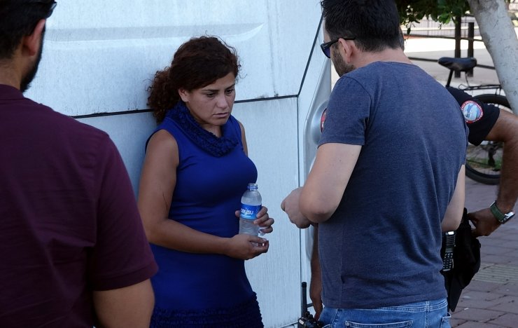 Otomobilden inen bıçaklı şüpheli, sokakta yürüyen kadının çantasını gasbetti