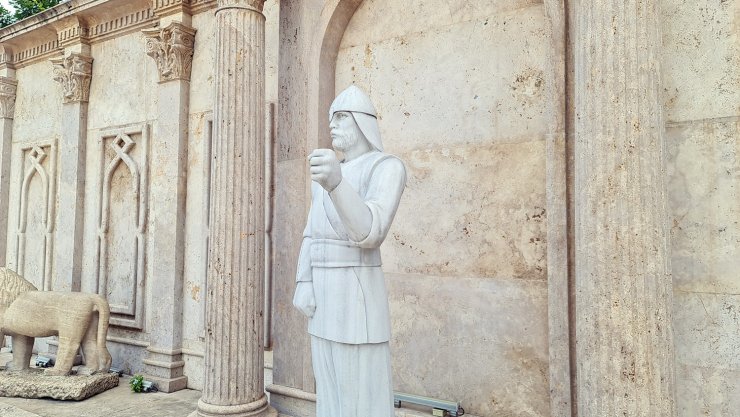 Selçuklu dönemini temsil eden asker heykelinin mızrağı çalındı