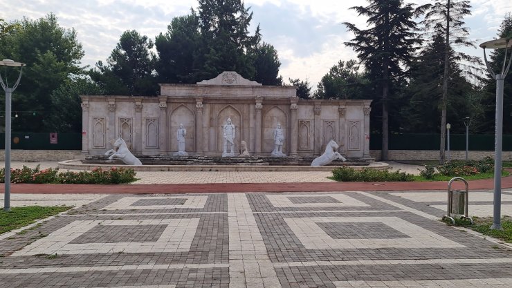 Selçuklu dönemini temsil eden asker heykelinin mızrağı çalındı