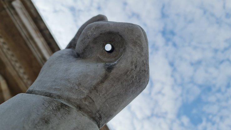 Selçuklu dönemini temsil eden asker heykelinin mızrağı çalındı