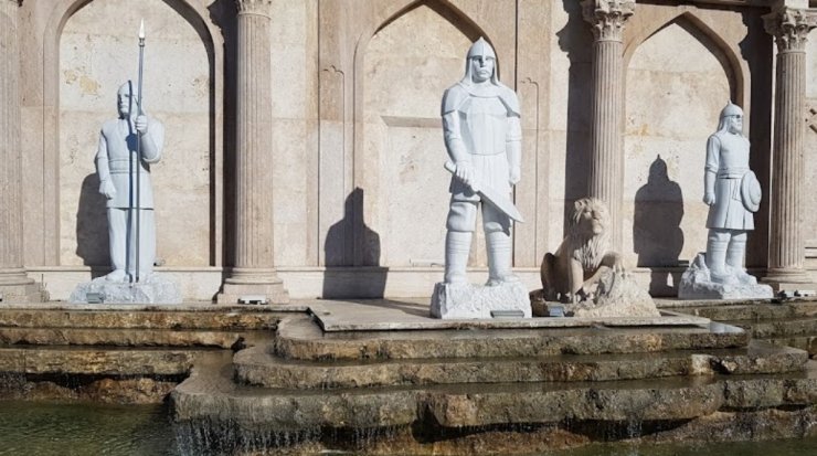 Selçuklu dönemini temsil eden asker heykelinin mızrağı çalındı