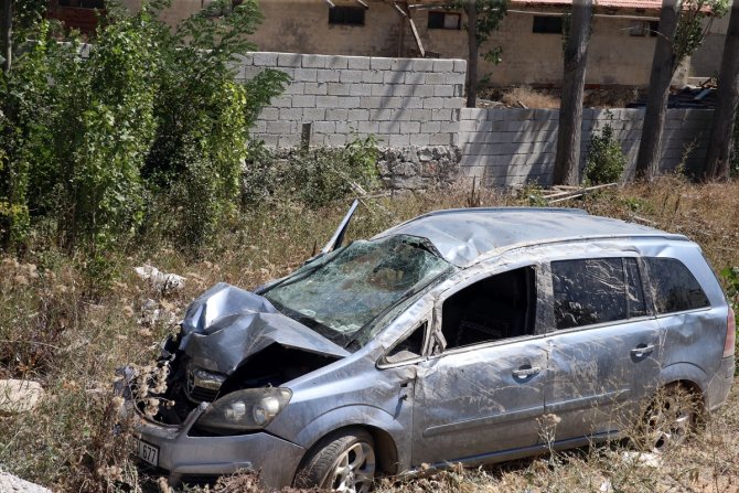 Tokat'ta devrilen otomobildeki 3 kişi yaralandı