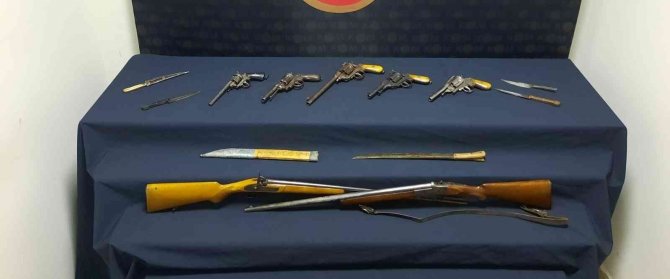 Antika silahları satamadan yakalandı