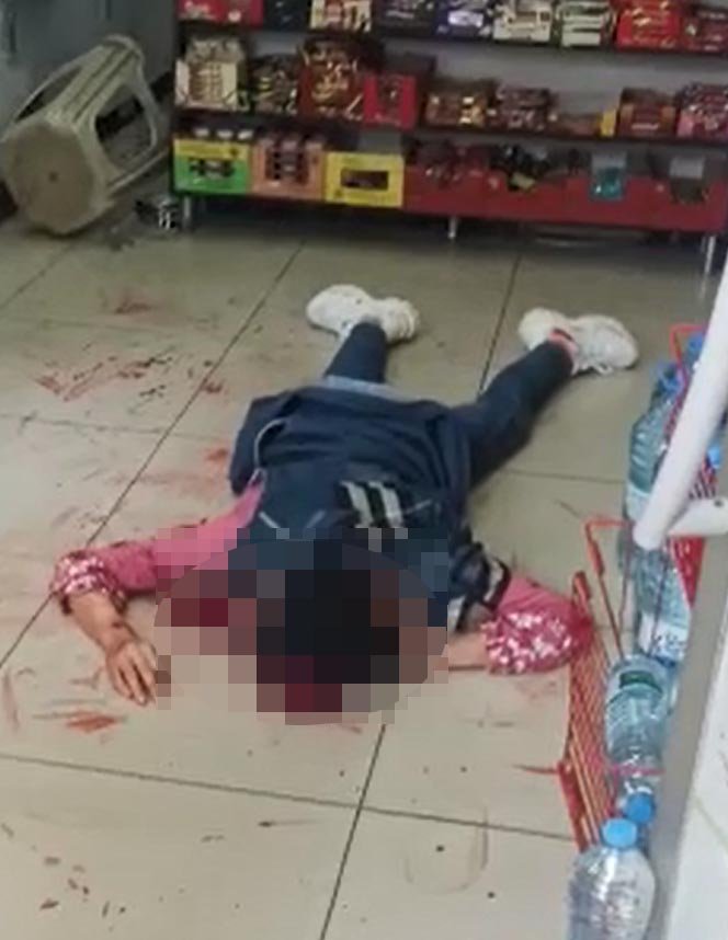 Girdiği dükkanda 1'i kadın, 2 kişiyi bıçakladı