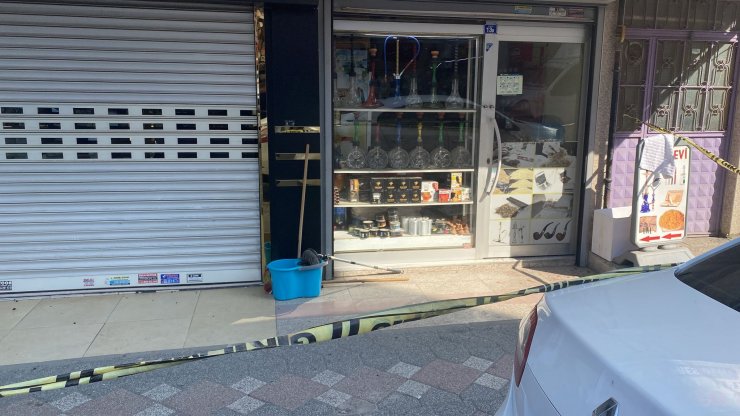 Girdiği dükkanda 1'i kadın, 2 kişiyi bıçakladı