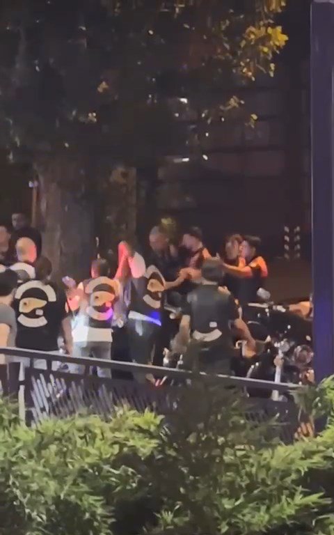 Kimlik soran polislerle motosikletli grup arasında arbede