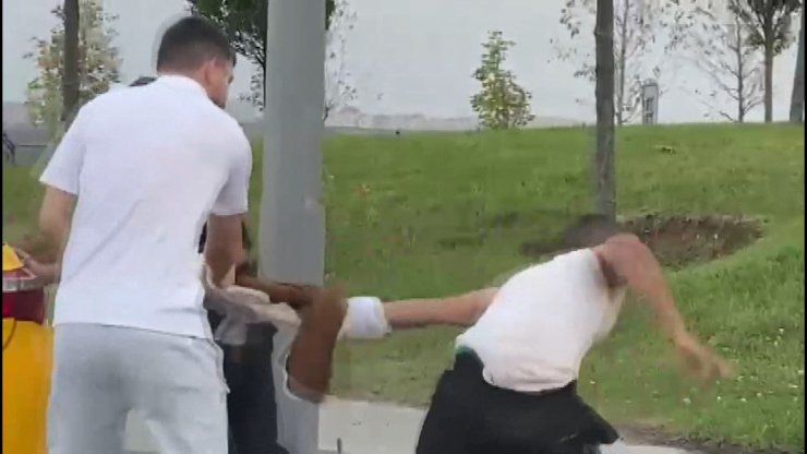 Taksi ücretini ödemeden kaçmaya çalışan yolcu montunu bıraktı