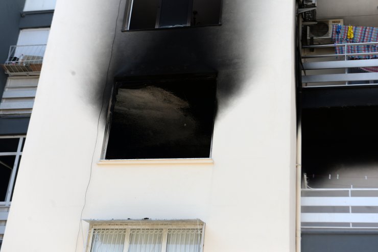 Terk edilince evi ateşe verdi