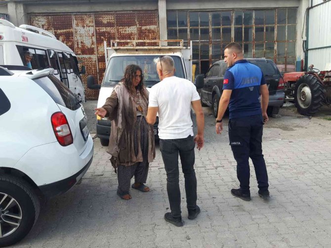 Zabıta yakalayıp gönderiyor, o geri geliyor